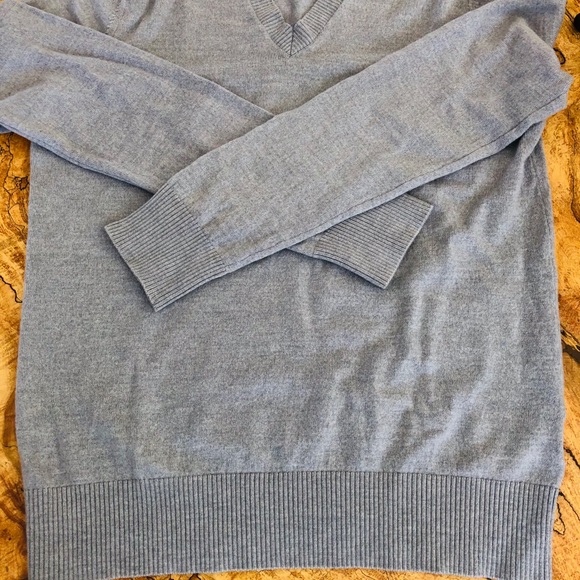 Men’s V-neck Merino Wool Sweater - Picture 1 of 3